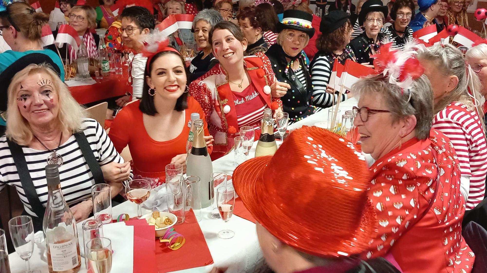 Schunkeln in der Meckenheimer Schützenhalle, auf der Bühne wird der Schlager gesungen: Mer schenke der Aal e paar Blöömscher