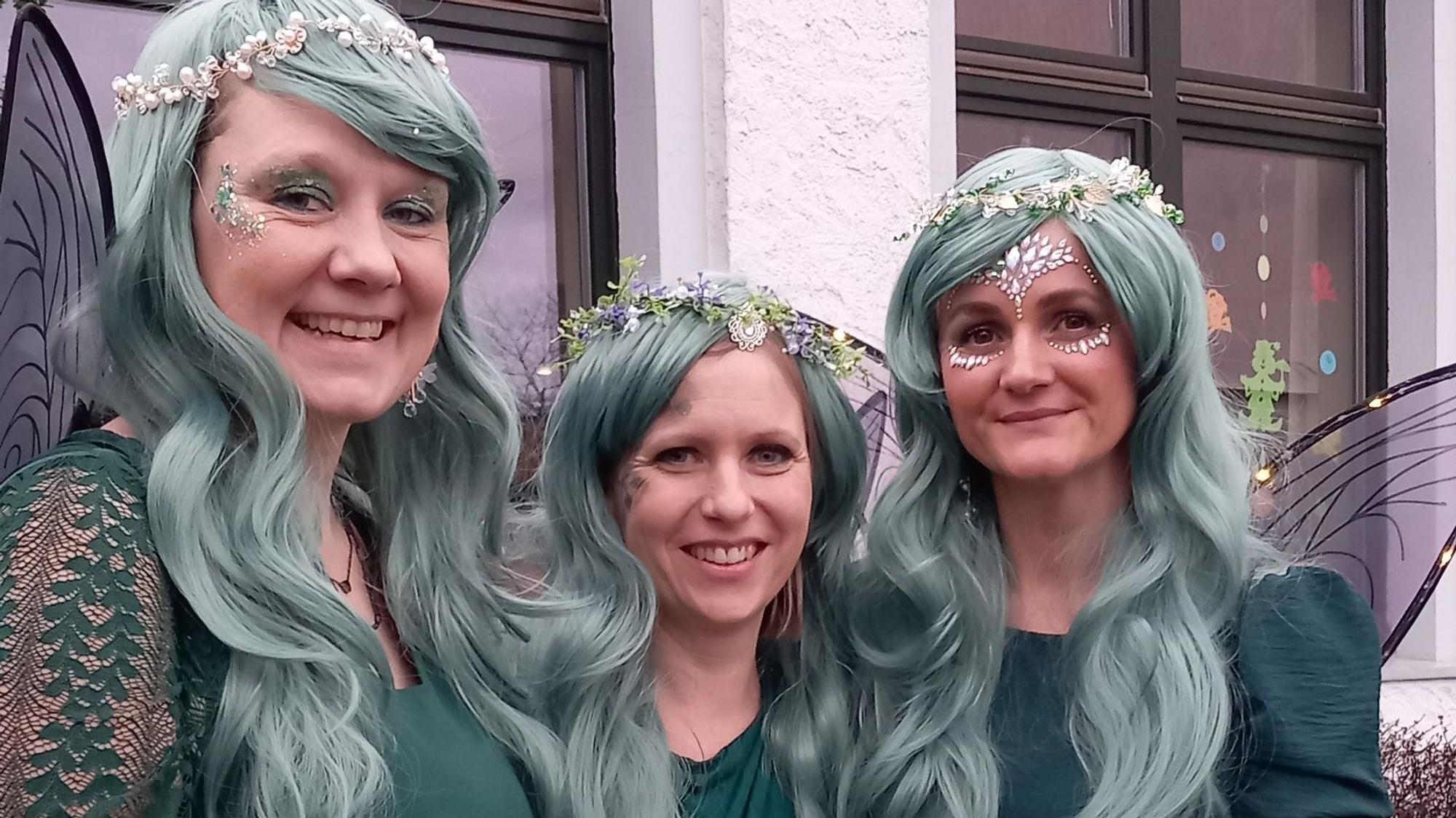 Weiberfastnachtstour in 13 Säle: Drei der vier Elfen aus Morenhoven. V.l. Svenja, Moni und Lili