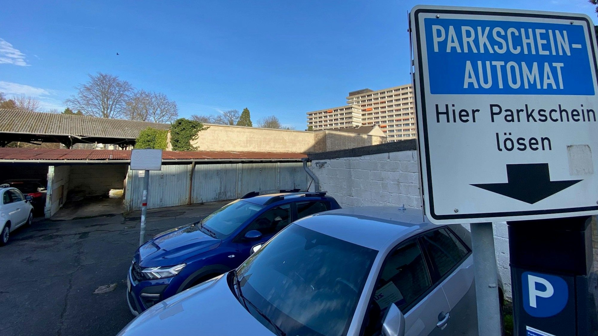 Zu sehen sind parkende Autos und im Hintergrund das Seniorenzentrum Haus Wetterstein.