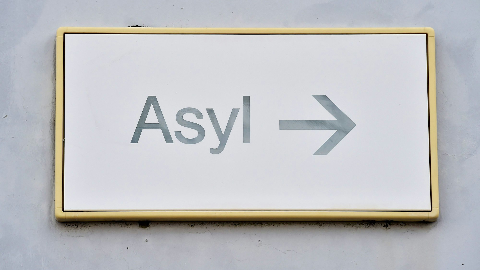 Ein Schild mit der Aufschrift «Asyl» hängt in Erstaufnahme für Asylbewerber an einer Wand.