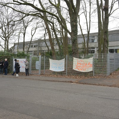 Verbundschule Mitte in Refrath - Mohnweg, Ecke Ginsterweg
Baustelle und Notsammelplatz auf dem Sportplatz der gegenüberliegenden Schule