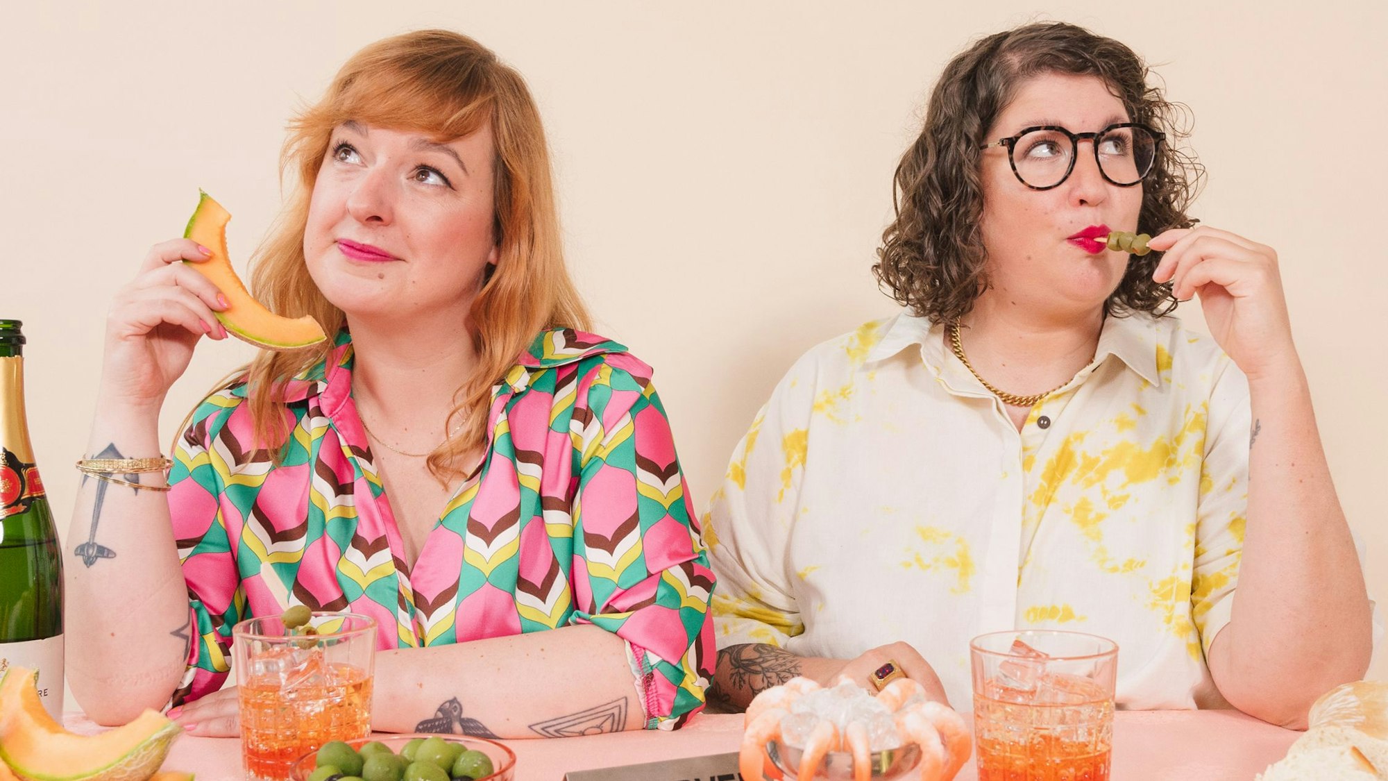 ulia Floß und Anke van de Weyer hosten gemeinsam den Podcast „Umamitown“.