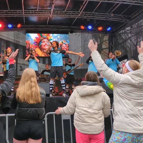 Neun Mann auf der Bühne, vier Feiernde davor: So sah es an Weiberfastnacht um 10.30 Uhr vor der Bühne aus.