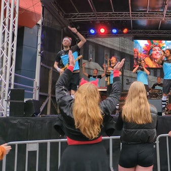 Neun Mann auf der Bühne, vier Feiernde davor: So sah es an Weiberfastnacht um 10.30 Uhr vor der Bühne aus.