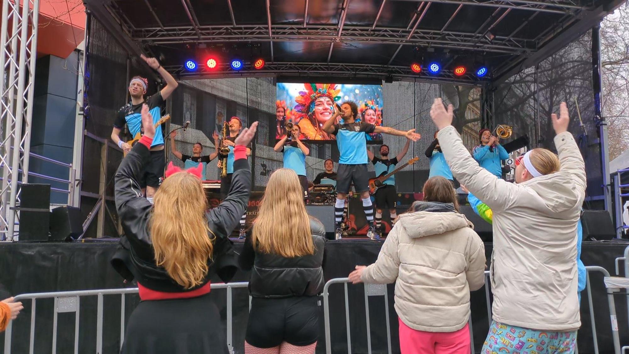Neun Mann auf der Bühne, vier Feiernde davor: So sah es an Weiberfastnacht um 10.30 Uhr vor der Bühne aus.