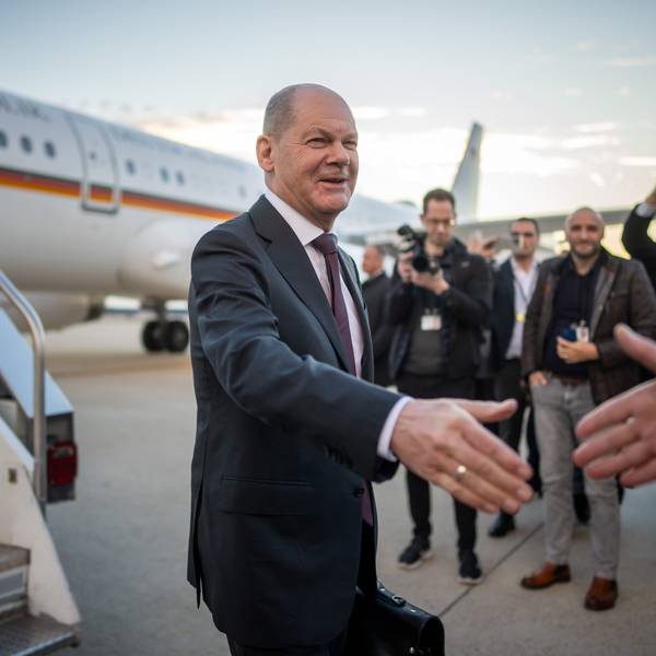 Bundeskanzler Olaf Scholz (SPD) steigt aus einem Airbus der Flugbereitschaft der Luftwaffe nach der Ankunft in den USA. Scholz will US-Präsident Biden im Weißen Haus treffen.