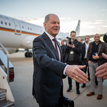 Bundeskanzler Olaf Scholz (SPD) steigt aus einem Airbus der Flugbereitschaft der Luftwaffe nach der Ankunft in den USA. Scholz will US-Präsident Biden im Weißen Haus treffen.