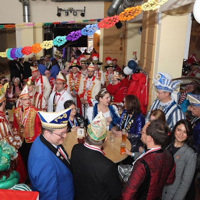 Ein Saal voller verkleideter Jecken und Karnevalsvereinsvertreter.