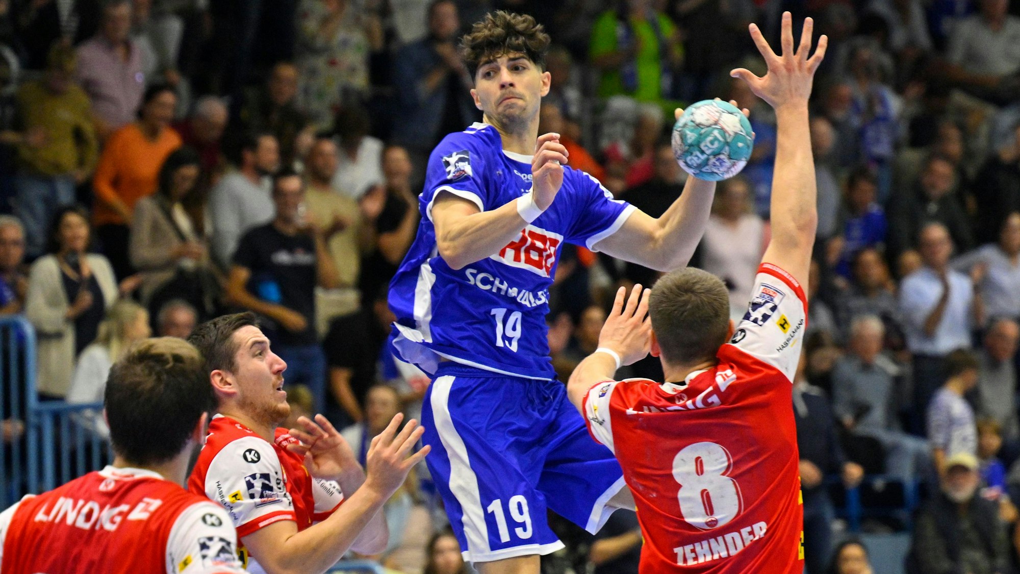 Giorgi Tskhovrebadze steigt hoch, um über die Eisenacher Abwehr zu werfen.