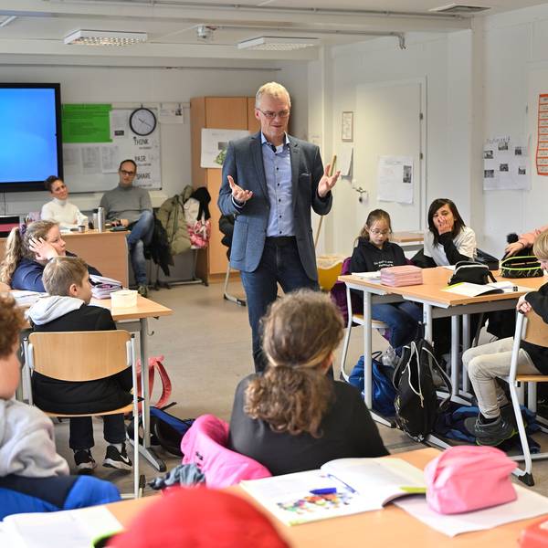 Das Foto zeigt Bürgermeister Frank Stein zu Besuch beim Friedenstag an der Paffrather Gesamtschule. Stein diskutiert mit Schülern.