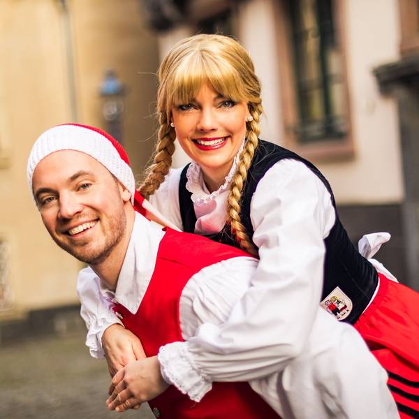 Das Bild zeigt Katharina Frorath als Bärbelchen mit ihrem Tanzpartner.