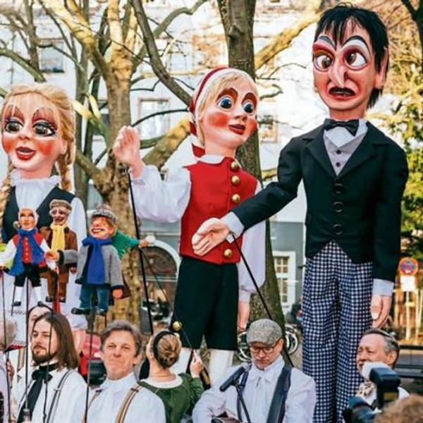 Groß denken auch in Zeiten knapper Kassen: Die Großfiguren des Hänneschen-Theater werden den Zoch in diesem Jahr prägen