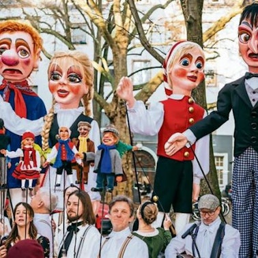 Groß denken auch in Zeiten knapper Kassen: Die Großfiguren des Hänneschen-Theater werden den Zoch in diesem Jahr prägen