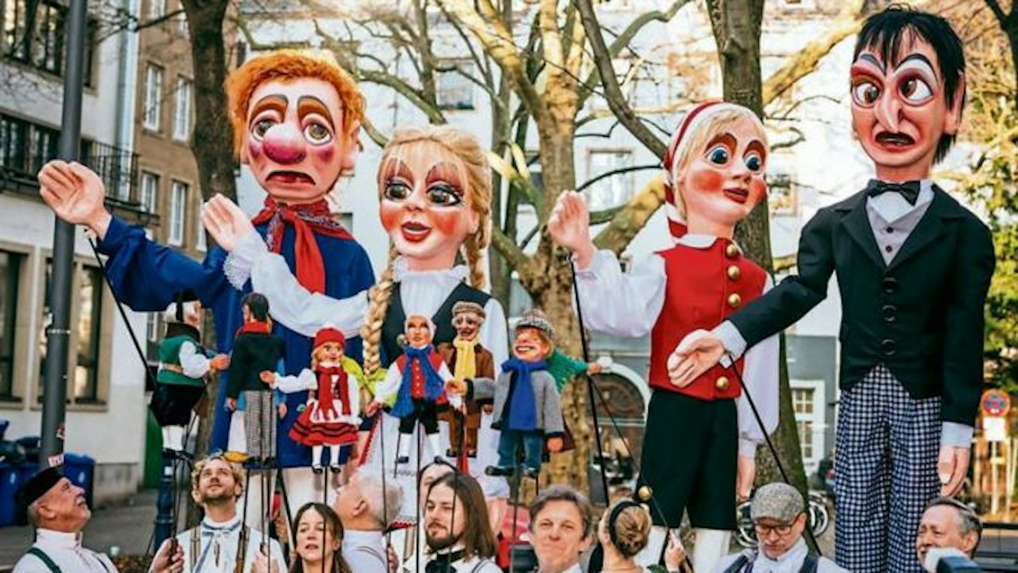 Groß denken auch in Zeiten knapper Kassen: Die Großfiguren des Hänneschen-Theater werden den Zoch in diesem Jahr prägen