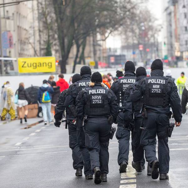 Die Zülpicher Straße im Blick: Polizisten im Einsatz.