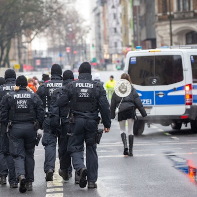 Die Zülpicher Straße im Blick: Polizisten im Einsatz.