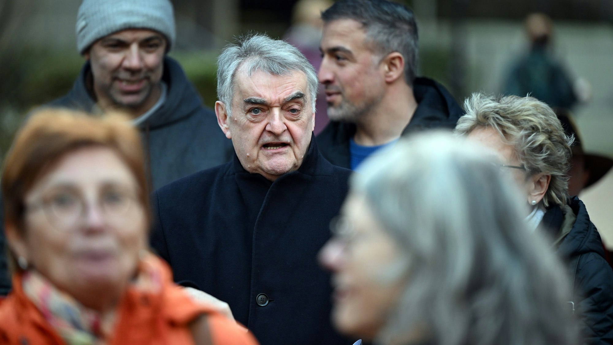 Mittendrin: Herbert Reul am Montag bei einer Demonstration gegen Rechts in seinem Wohnort Leichlingen. Der NRW-Innenminister warnt vor einem Vertrauensverlust in die Politik.