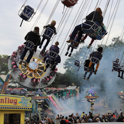 Menschen auf einem Kettenkarussell