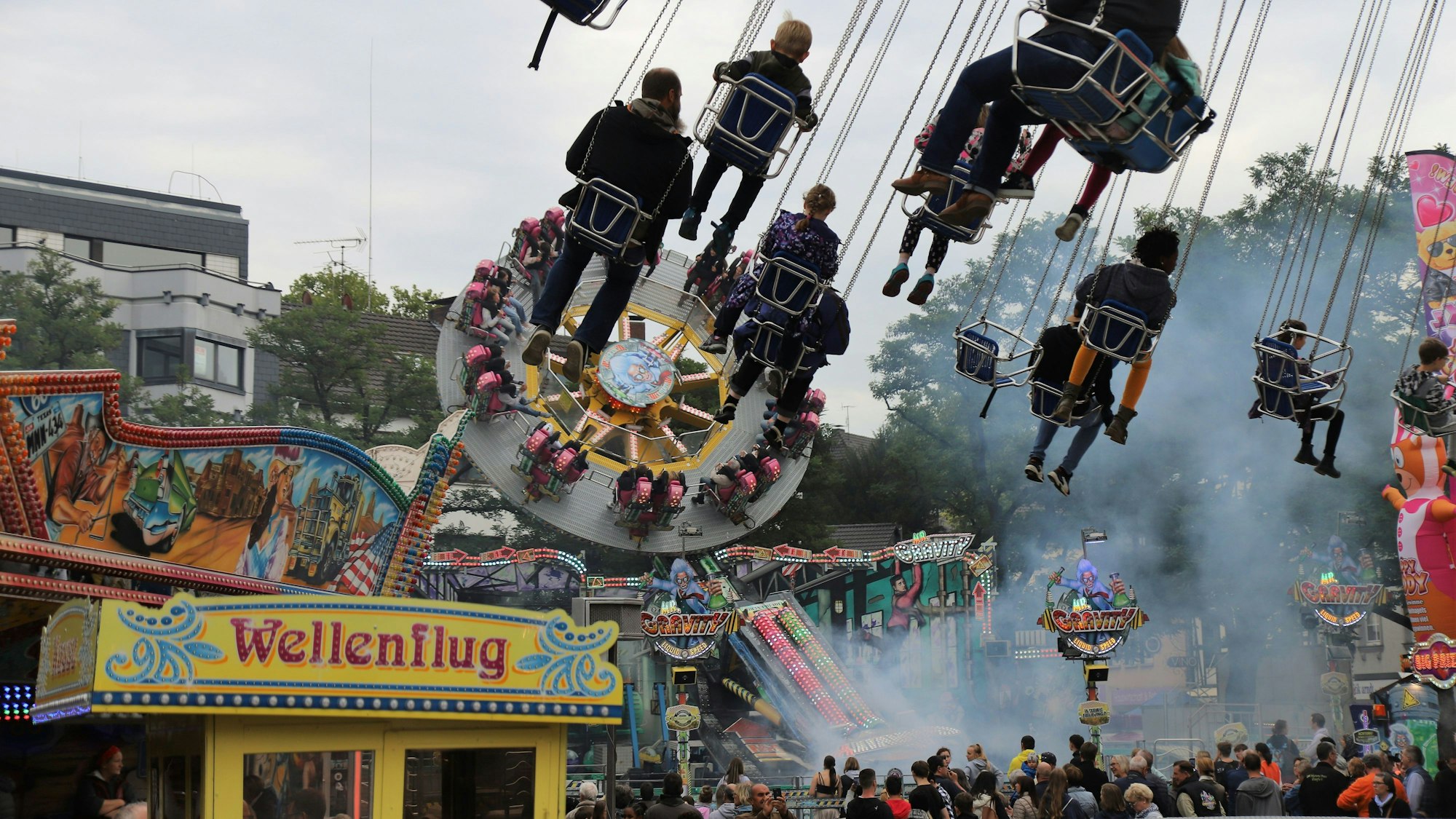 Menschen auf einem Kettenkarussell