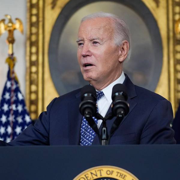Joe Biden, Präsident der USA, spricht im diplomatischen Empfangsraum des Weißen Hauses.
