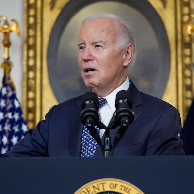 Joe Biden, Präsident der USA, spricht im diplomatischen Empfangsraum des Weißen Hauses.