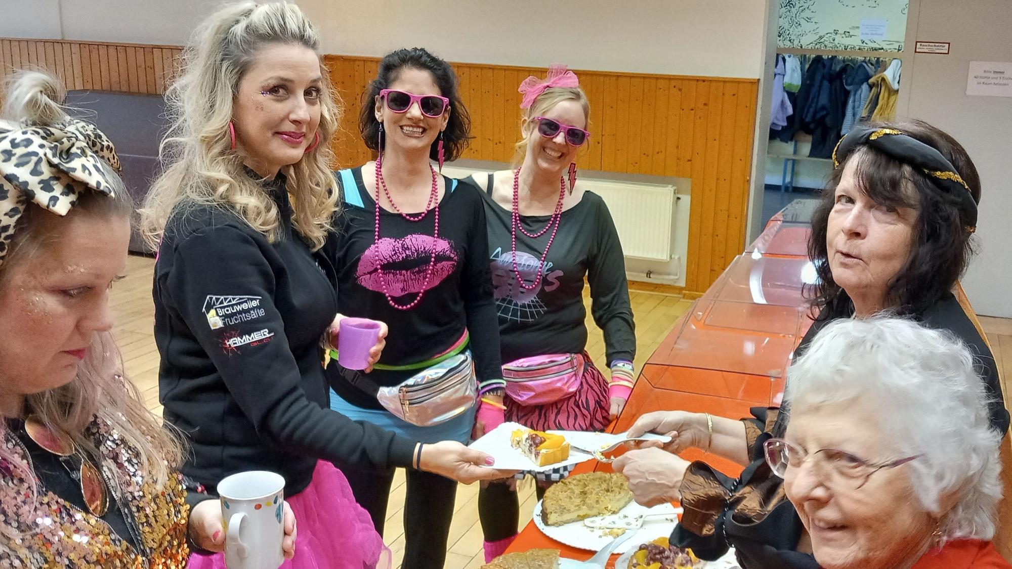 Al-Ersch im Notquartier in Lüftelberg. V.l. Sandra, Christiane und Jasmin aus Altendorf lassen sich von Ulrike Schnick Obstkuchen servieren.