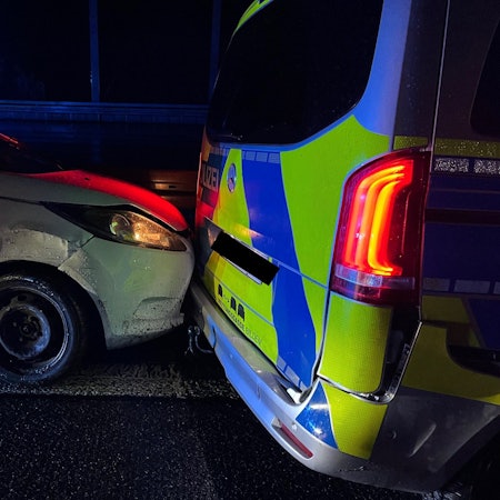 Das verunfallte Fluchtfahrzeug und einer der beschädigten Streifenwagen.