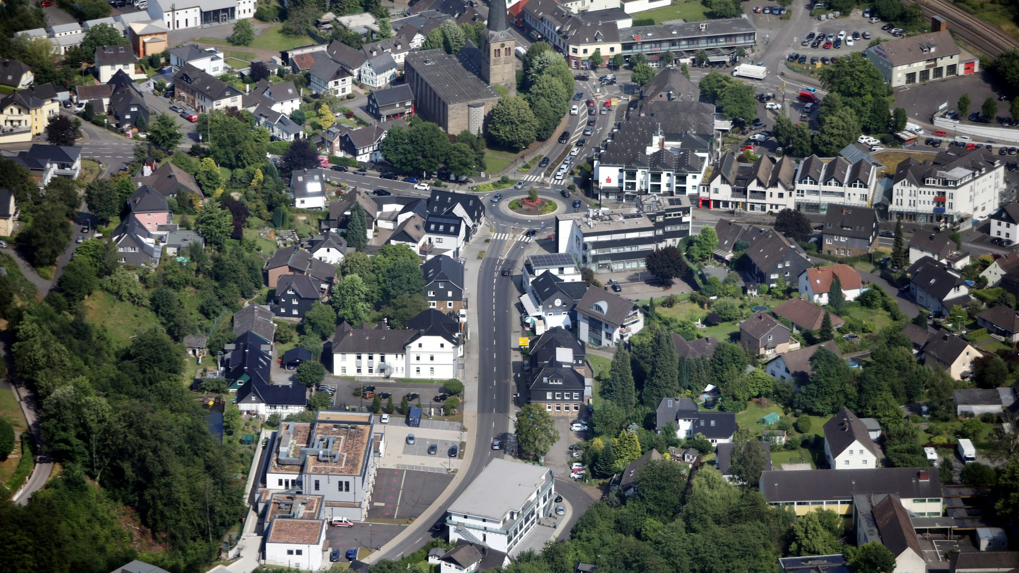 Luftaufnahme des Stadtkerns von Overath.