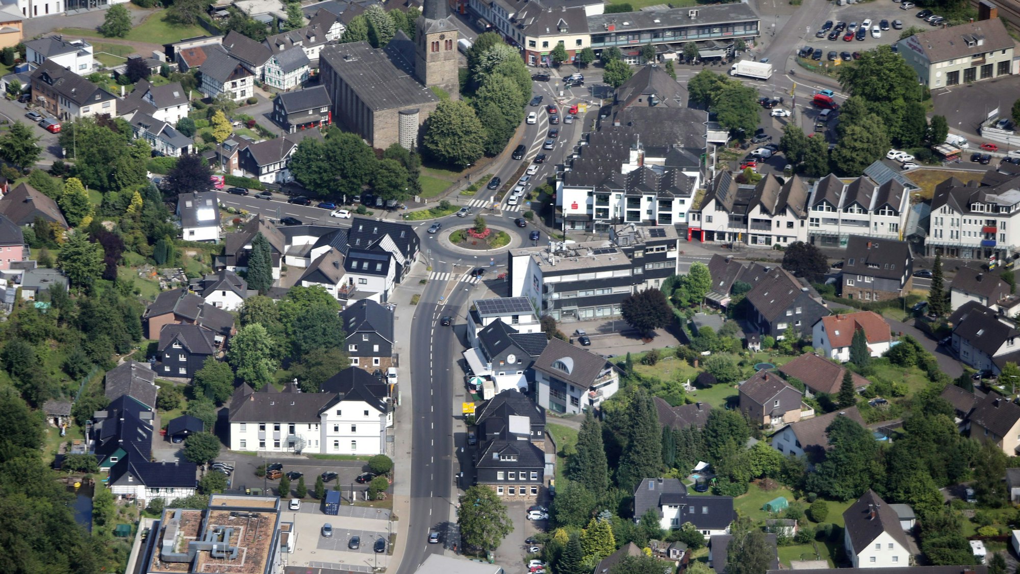 Autos fahren um einen Kreisverkehr in Overath.