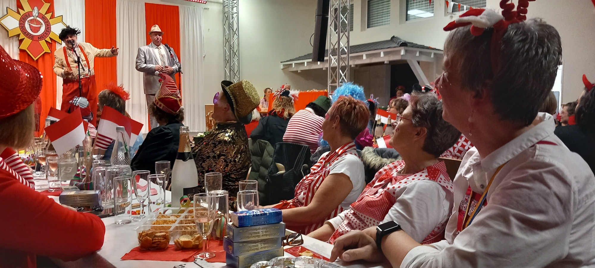 Meckenheim. Auf der Bühne in der Schützenhalle wird gerade ein Schlager angestimmt: Mer schenke der Aal e paar Blöömscher...