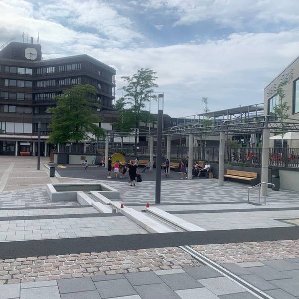 Blick auf den Karl-Gatzweiler-Platz mit dem Rathaus in Sankt Augustin.