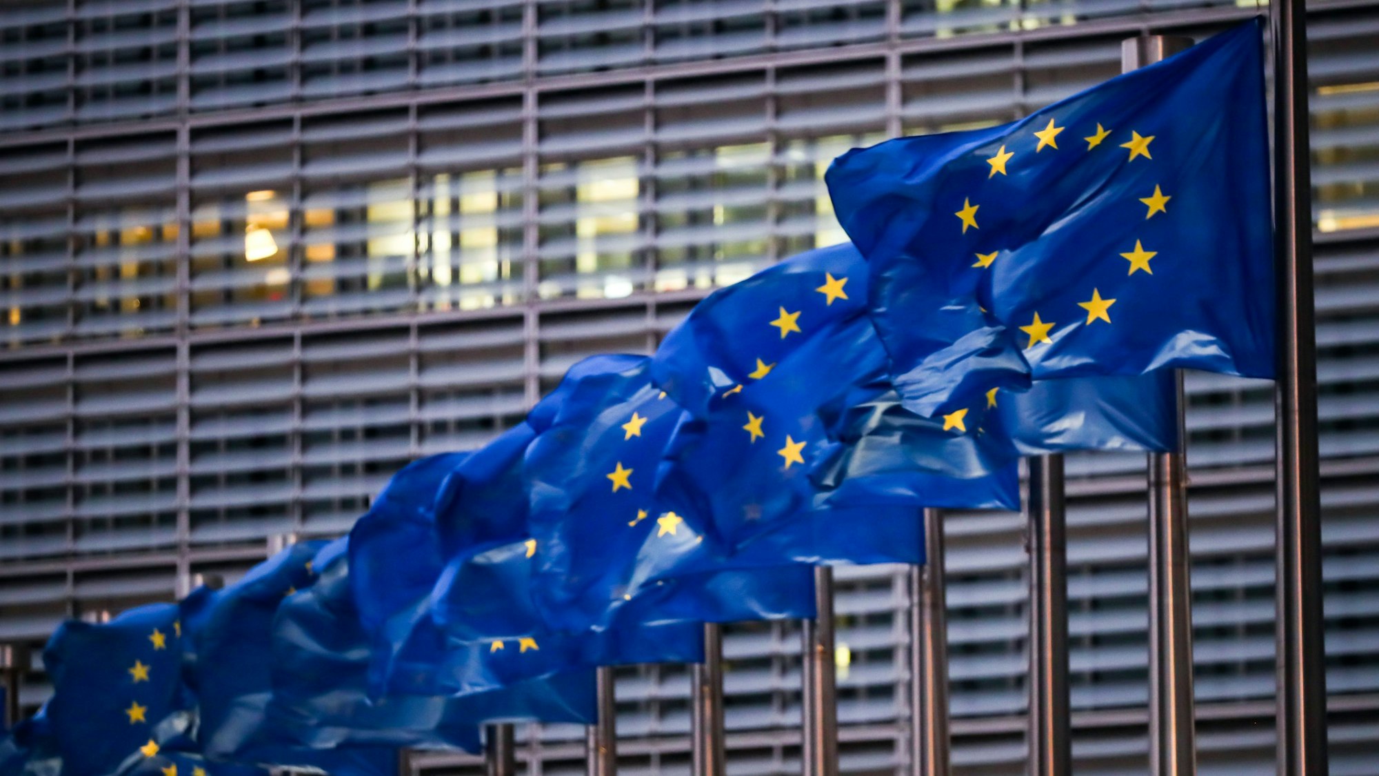 Brüssel: Europaflaggen wehen vor dem Sitz der EU-Kommission. (Archivbild)