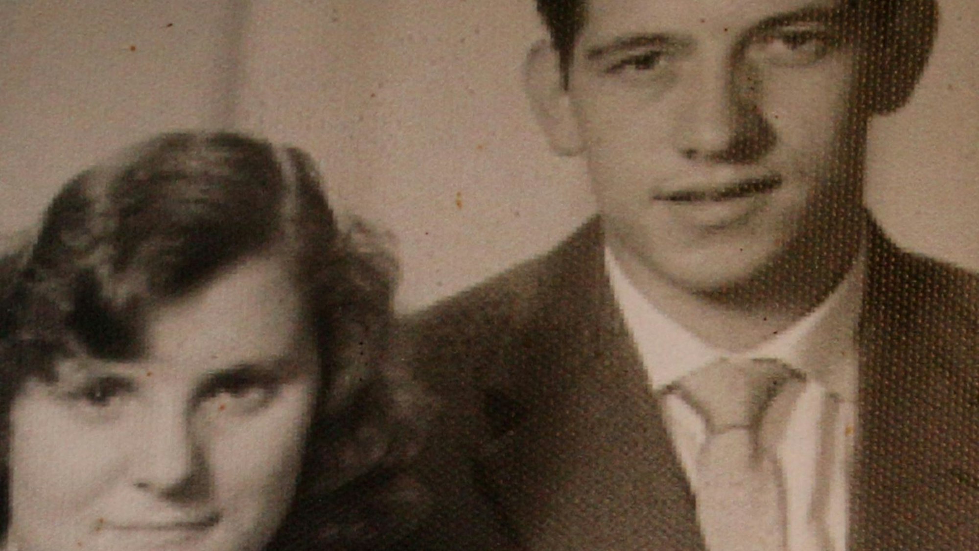 Auf dem Bild ist ein Hochzeitspaar aus dem Jahr 1959 zu sehen.