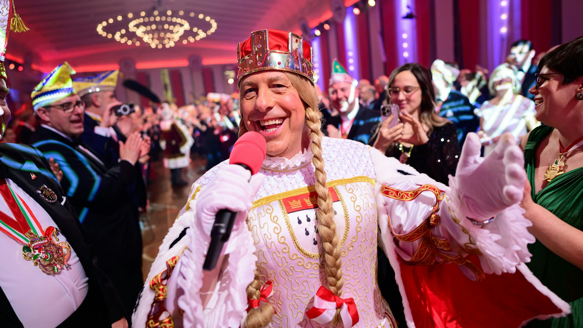 Jungfrau Frieda bei der Prinzenproklamation im Gürzenich.