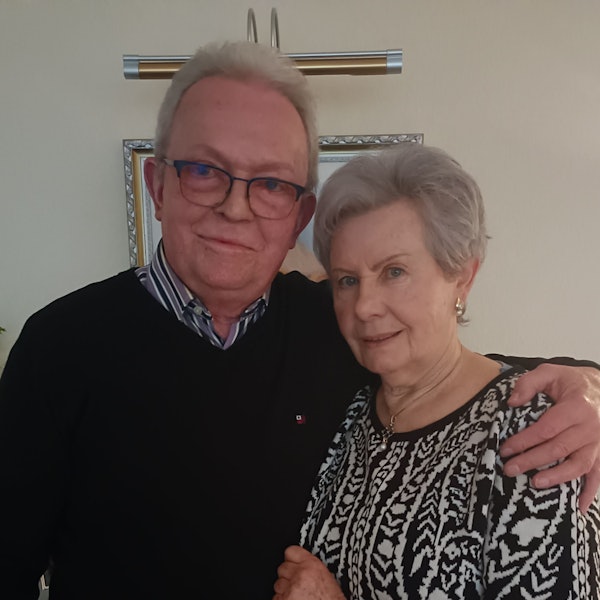 Ein älteres Ehepaar.