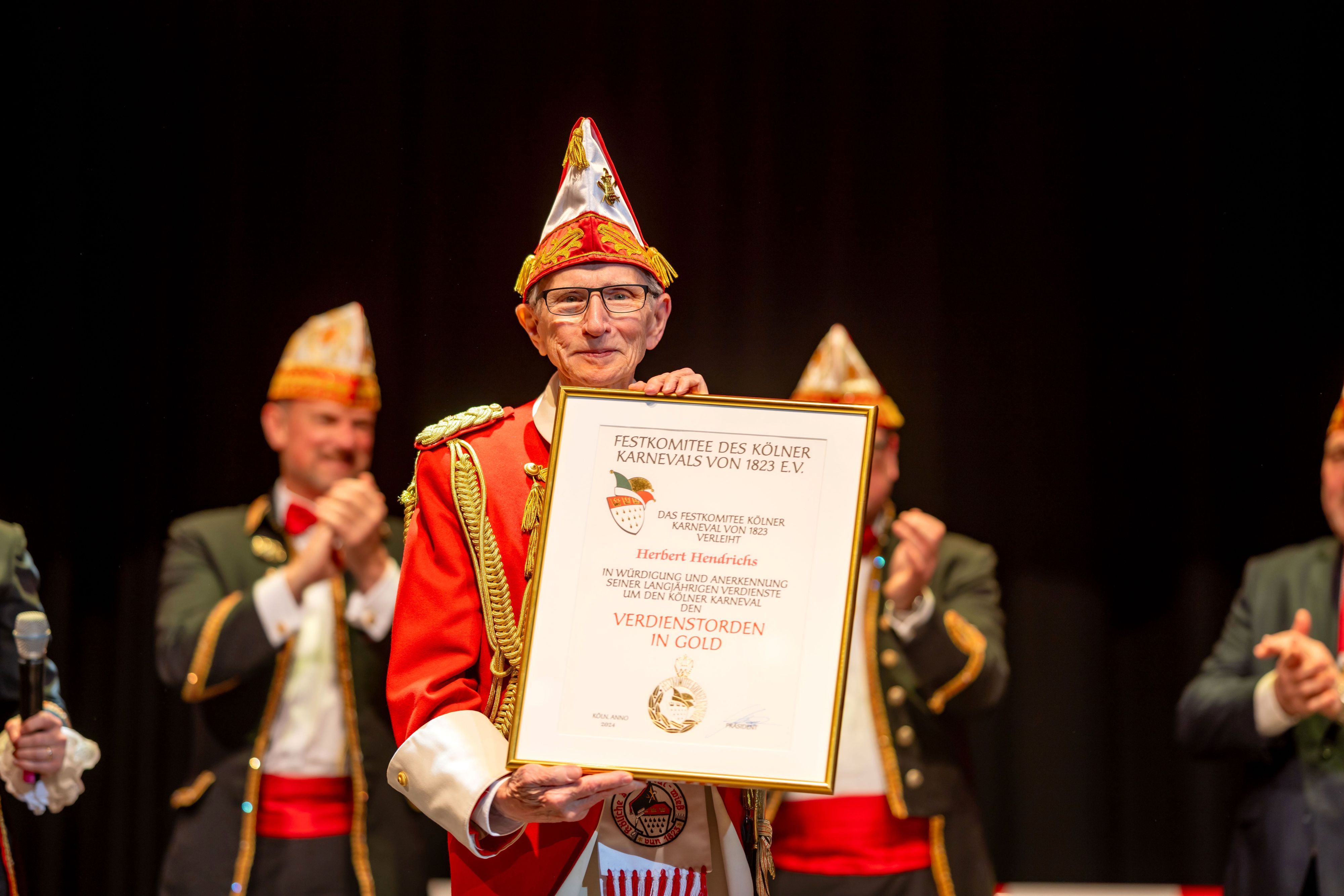 Hält die Urkunde mit dem Verdienstorden in Gold in Händen: Herbert Hendrichs aus Bad Münstereifel.