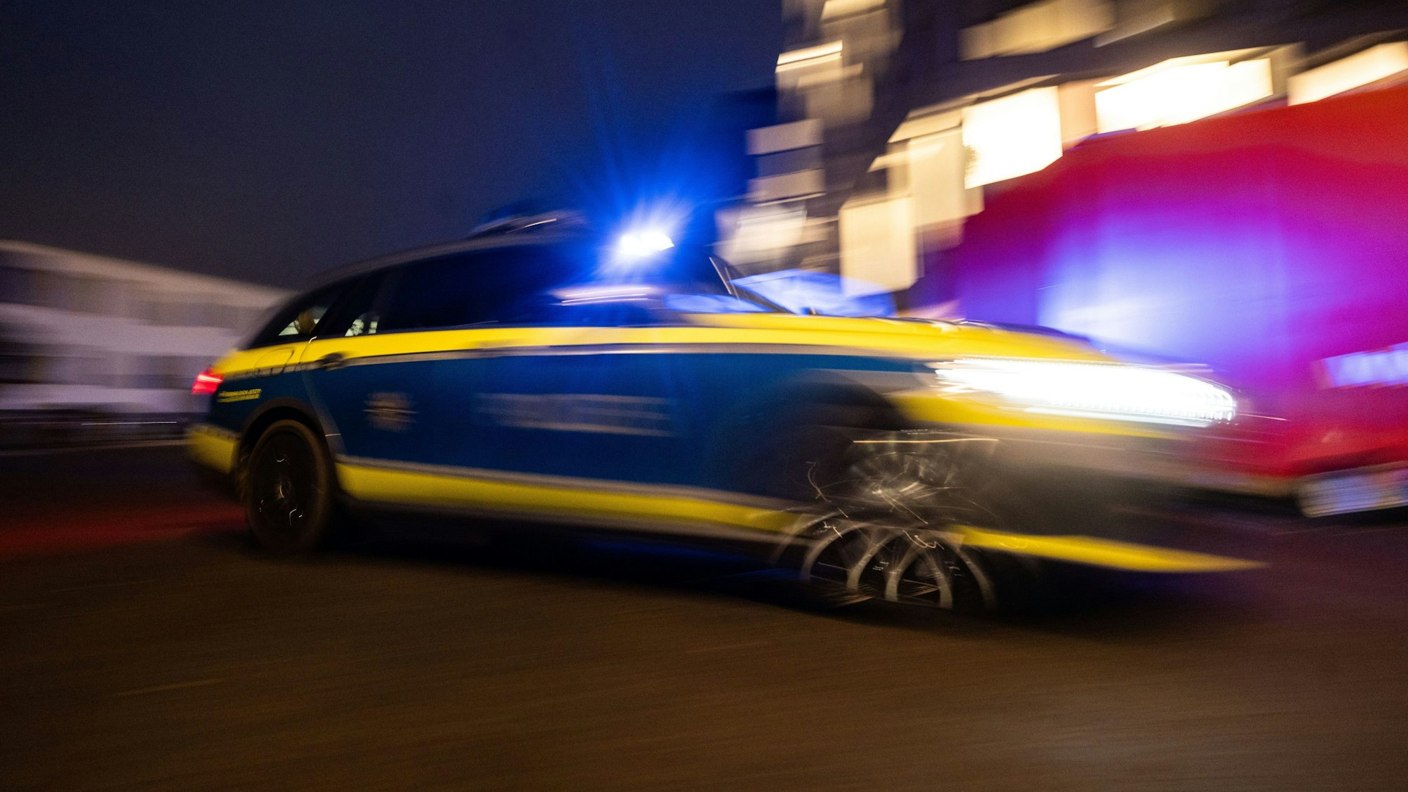 Auf dem Foto ist ein Polizeiwagen im Einsatz mit Blaulicht zu sehen.