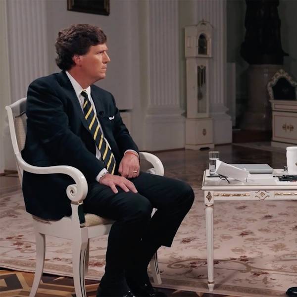Der rechte Talkmaster Tucker Carlson (l.) im Interview mit dem russischen Präsidenten Wladimir Putin. Es ist Putins erstes Interview mit einem westlichen Gesprächspartner seit Beginn des Angriffskriegs auf die Ukraine.