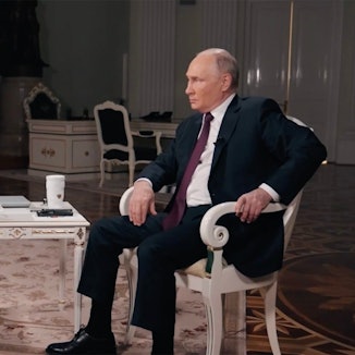 Der rechte Talkmaster Tucker Carlson (l.) im Interview mit dem russischen Präsidenten Wladimir Putin. Es ist Putins erstes Interview mit einem westlichen Gesprächspartner seit Beginn des Angriffskriegs auf die Ukraine.