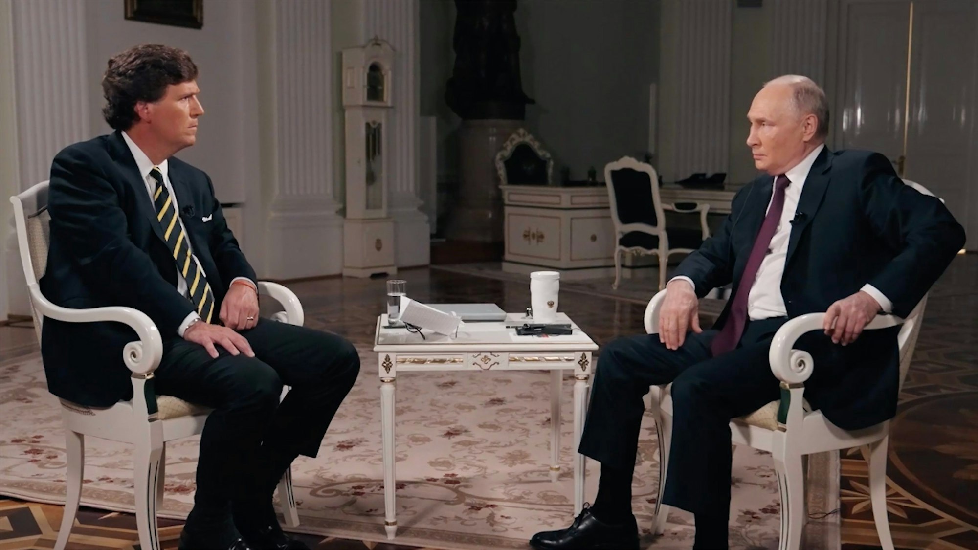 Der rechte Talkmaster Tucker Carlson (l.) im Interview mit dem russischen Präsidenten Wladimir Putin. Es ist Putins erstes Interview mit einem westlichen Gesprächspartner seit Beginn des Angriffskriegs auf die Ukraine.