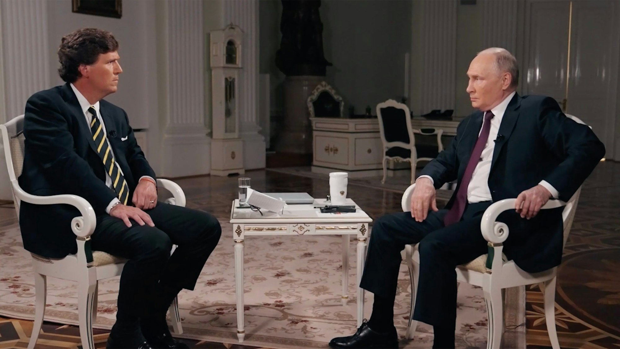 Der rechte US-Talkmaster Tucker Carlson (l) führte ein Gespräch mit Wladimir Putin, Präsident von Russland. Danach hagelte es Kritik aus dem Westen, sowohl am „Fragesteller“ als auch an den Aussagen Putins.