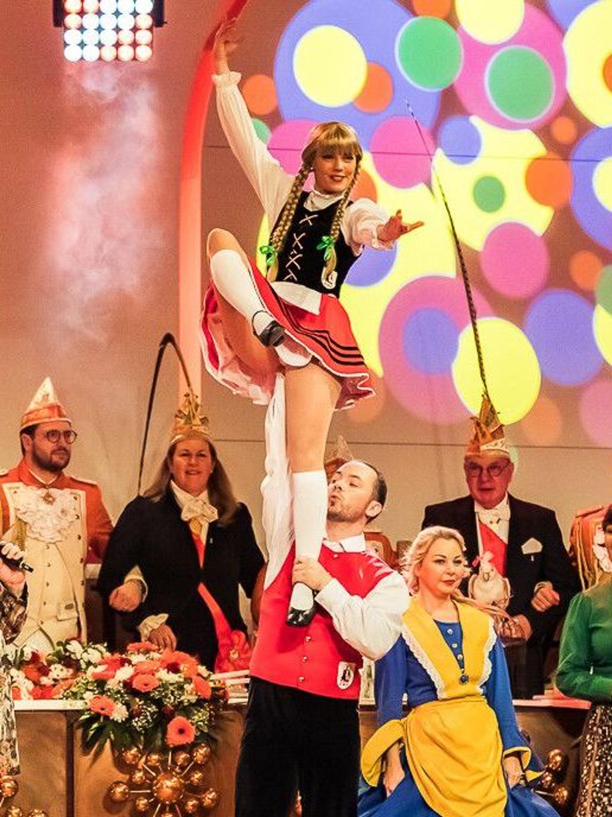 Das Bild zeigt das Tanzpaar der Hännes'chen Tanzgruppe auf der Bühne.