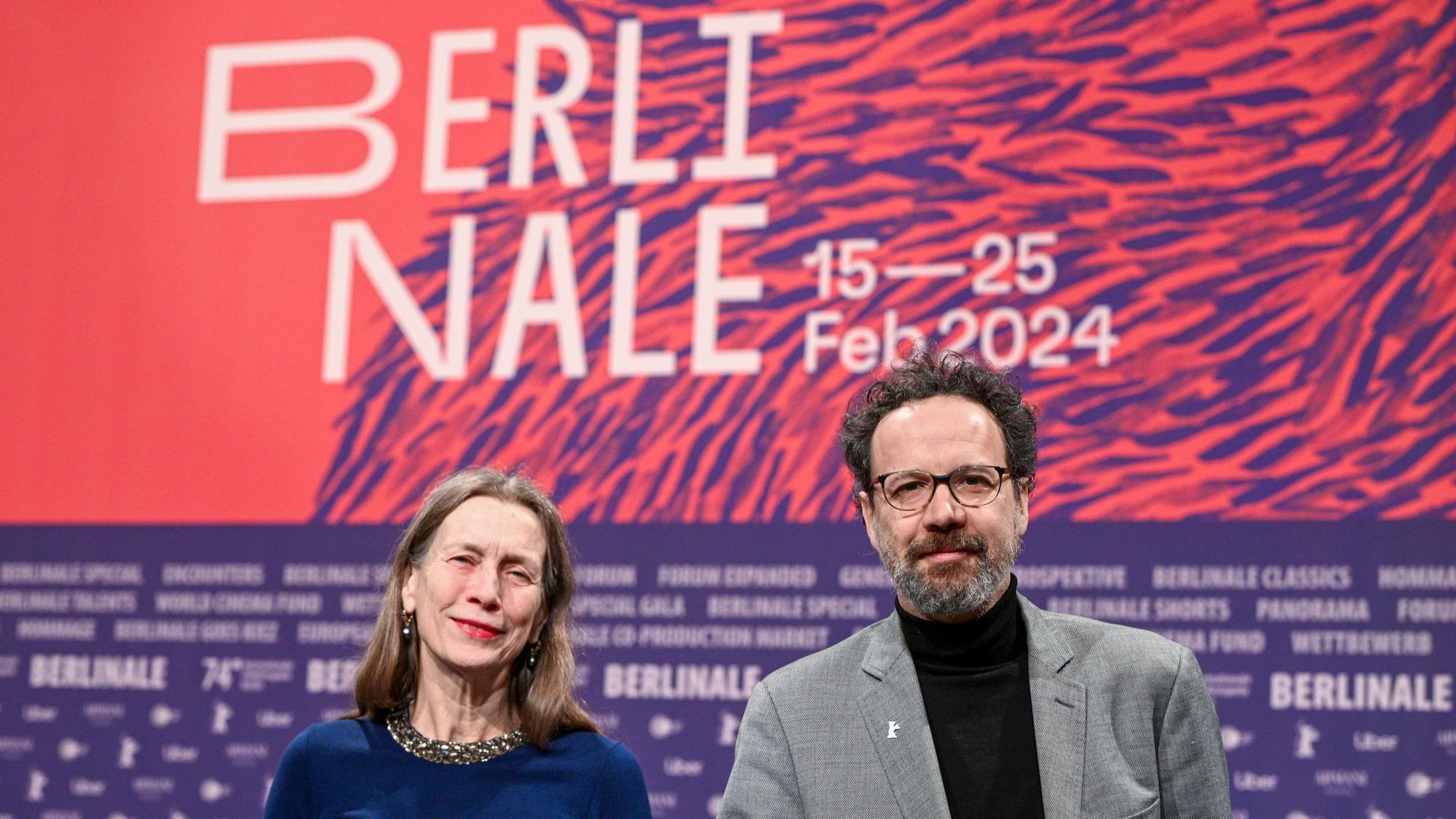 Das Leitungs-Duo der Berlinale, Mariette Rissenbeek, Geschäftsführerin, und Carlo Chatrian, künstlerischer Direktor, stehen vor Beginn der Pressekonferenz zur Vorstellung Bekanntgabe des Berlinale-Programms 2024 mit Merchandiseartikeln der Berlinale auf der Bühne. (Archivbild)