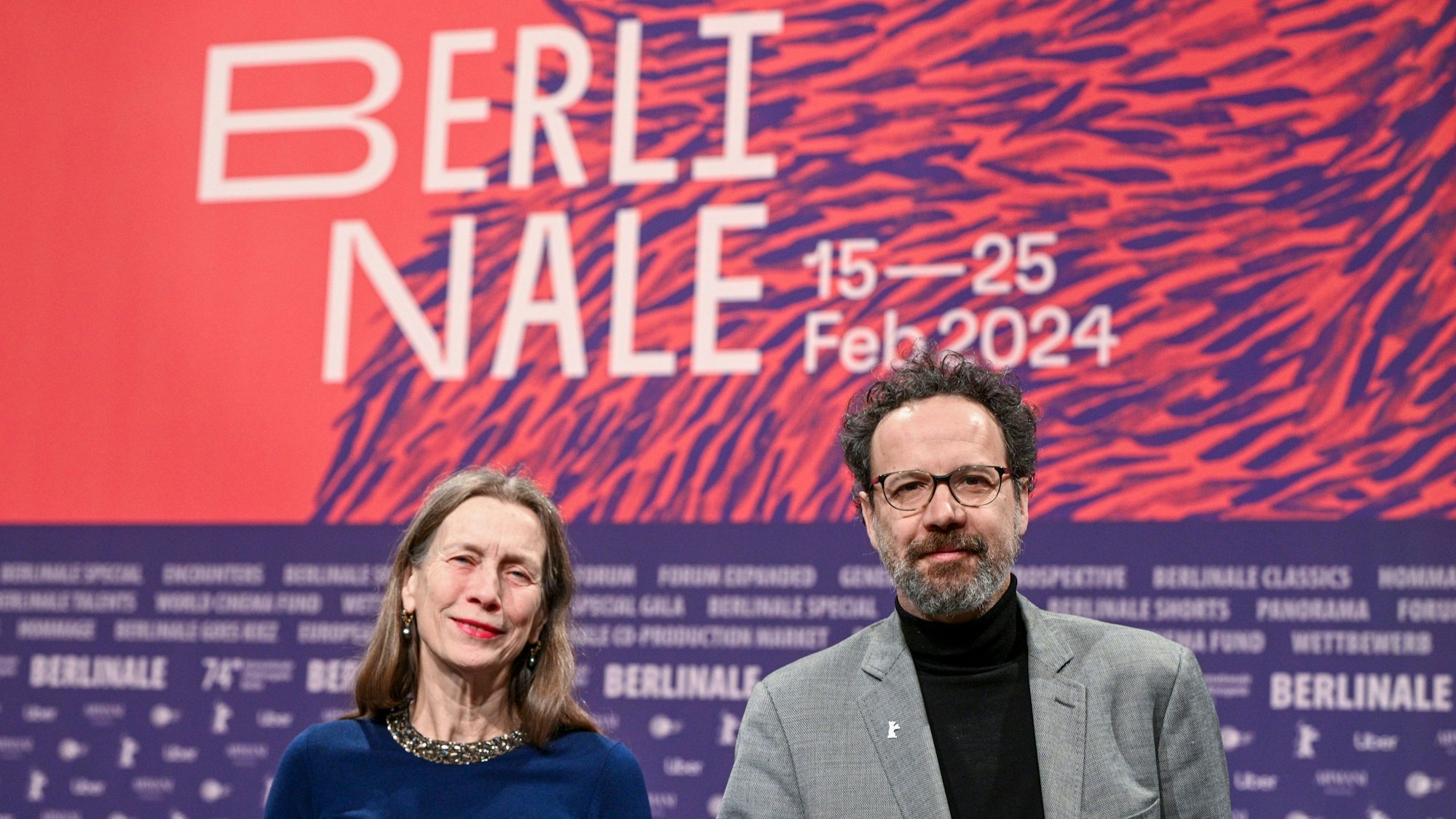 Das Leitungs-Duo der Berlinale, Mariette Rissenbeek, Geschäftsführerin, und Carlo Chatrian, künstlerischer Direktor, stehen vor Beginn der Pressekonferenz zur Vorstellung Bekanntgabe des Berlinale-Programms 2024 mit Merchandiseartikeln der Berlinale auf der Bühne. (Archivbild)