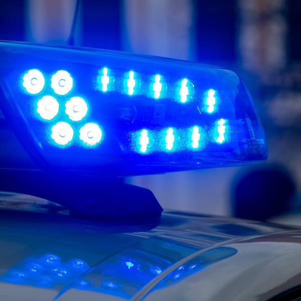 Ein Blaulicht der Polizei leuchtet auf.