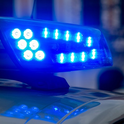 Ein Blaulicht der Polizei leuchtet auf.