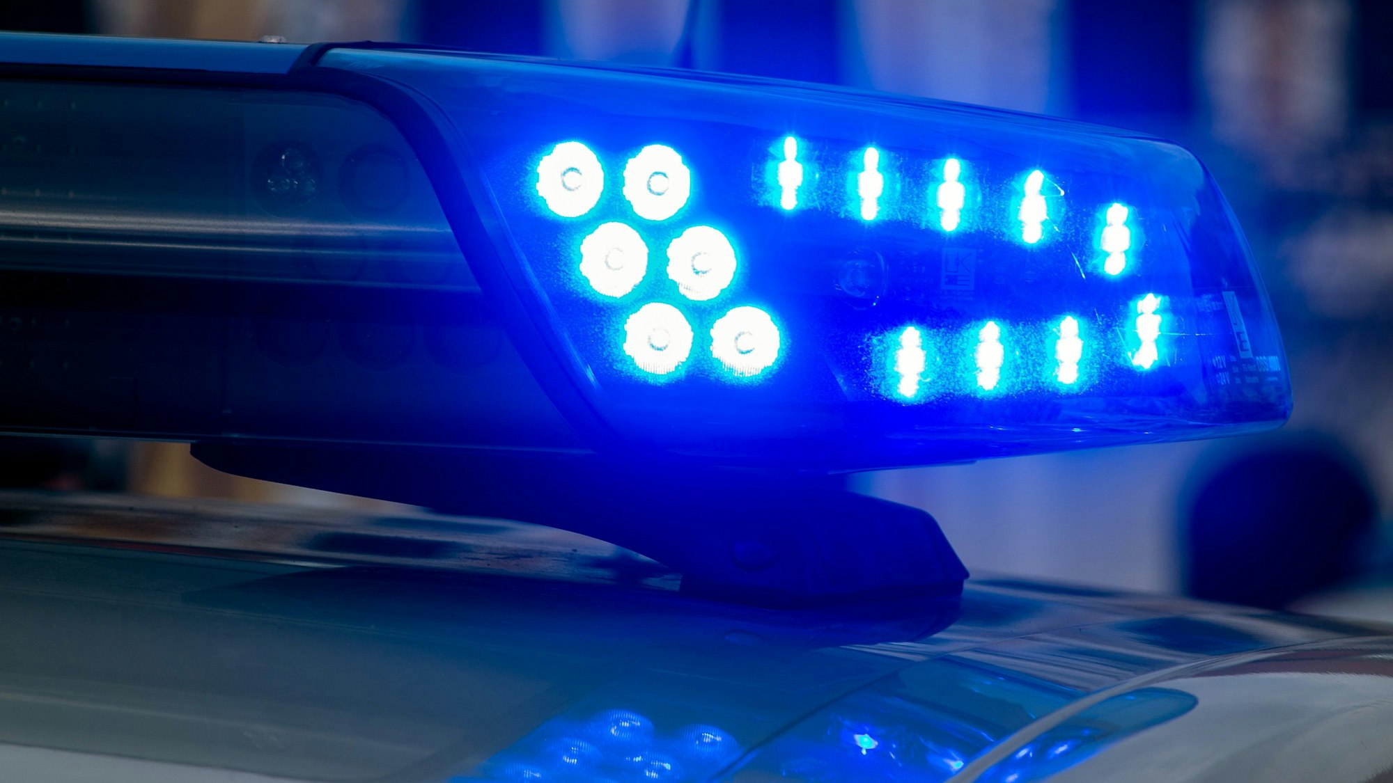 Ein Blaulicht der Polizei leuchtet auf.