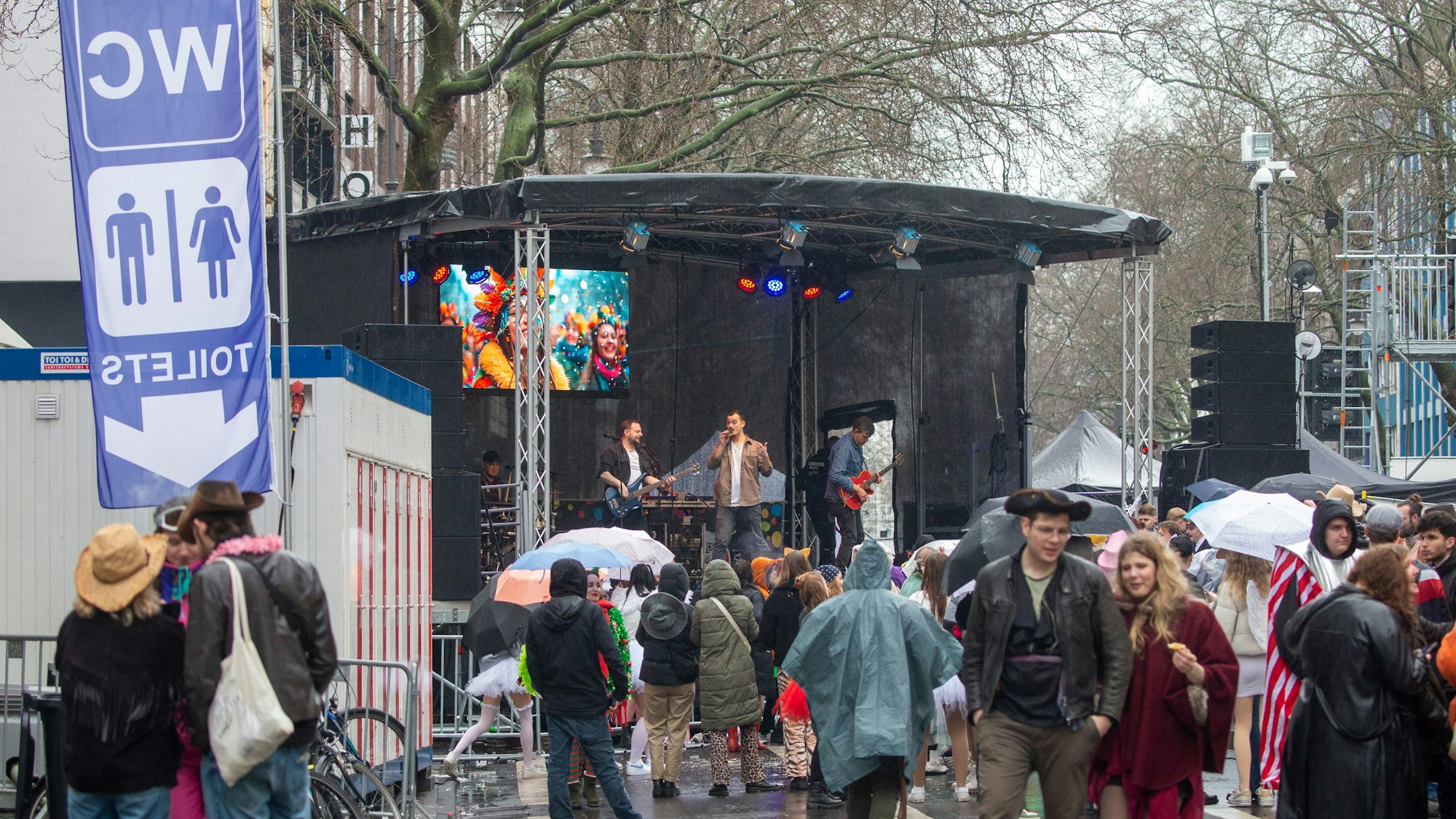 Die Bühne auf dem Hohenstaufenring am Donnerstagnachmittag.