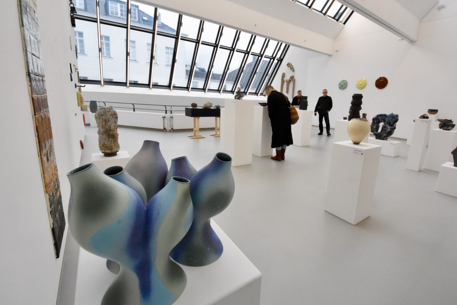Die Kunstwerke vom Keramikpreis 2024 sind derzeit im Stadtmuseum in Siegburg ausgestellt.