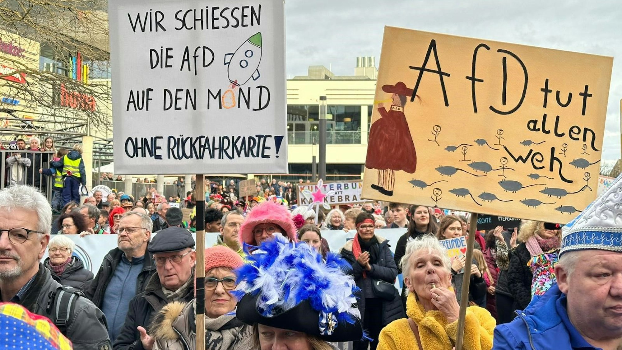 Viele kostümierte jecke waren unter den knapp 2000 Demonstrierenden vor dem Sankt Augustiner Rathaus.